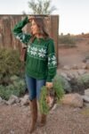 Christmas_Snowflake_cable_knit_sweater_vintage_outfit_ideas_holidays_green_and_red-02-1