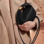 D_NQ_NP_948229-MLB86225087209_062025-O-bolsa-feminina-de-couro-genuino-poleno-qa6516-tamanho-medio