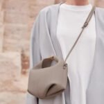 D_NQ_NP_948229-MLB86225087209_062025-O-bolsa-feminina-de-couro-genuino-poleno-qa6516-tamanho-medio