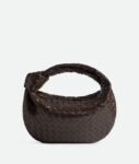 bottega_veneta_chocolate_brown_jodie_bottegaveneta_bag_bottegavenetajodie_jodiebag_sardine_bottegavenetasardine_chocolatebrown_classy_elegant_oldmoney_autumn_autumnoutfit