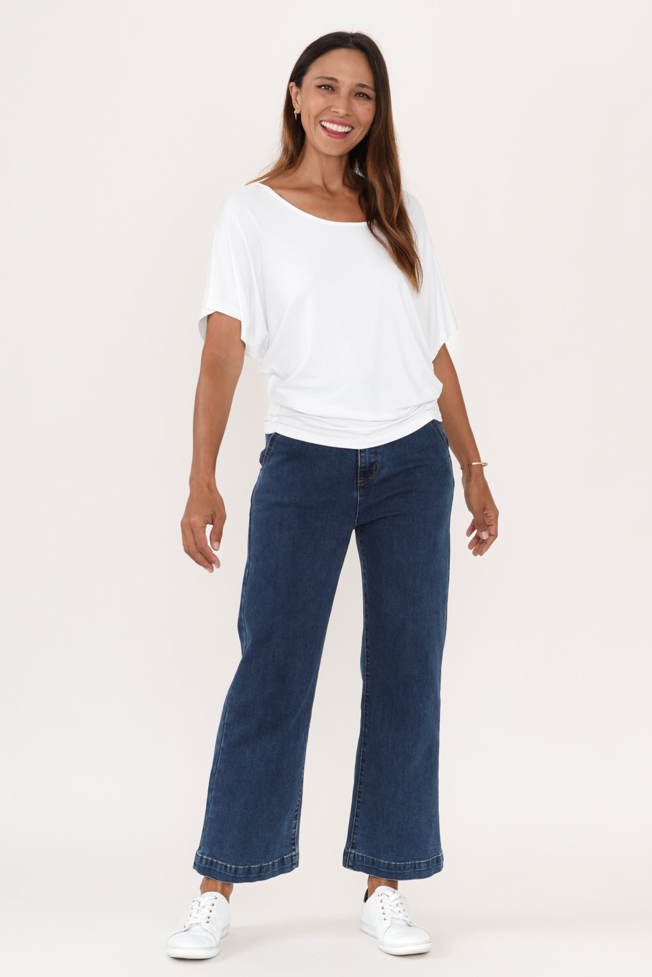 WhiteMauiTeeTamikaBlueDenimStretchJeans_6