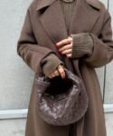 bottega_veneta_chocolate_brown_jodie_bottegaveneta_bag_bottegavenetajodie_jodiebag_sardine_bottegavenetasardine_chocolatebrown_classy_elegant_oldmoney_autumn_autumnoutfit